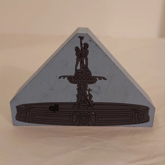 Vintage 1996 The Cat's Meow The Fountain at City Hall Shelf Sitter - Picture 1 of 6